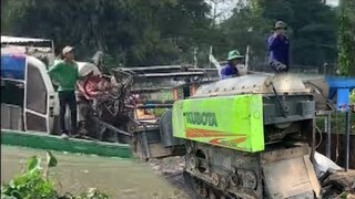 Cảnh Chuyển Phà Máy Cắt Lúa KUBOTA DC 70 Tem Xanh l Gặt Lúa Cánh Đồng Thạnh Lộc