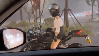 Encountering a motorcycle girl in a rainstorm