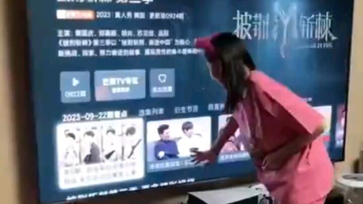 Vợ tôi tưởng TV có thể cảm ứng