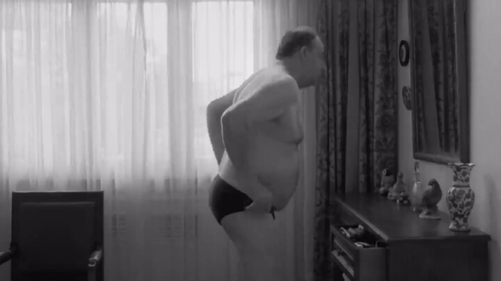 Bố ơi, bố có thể mặc quần áo vào được không?