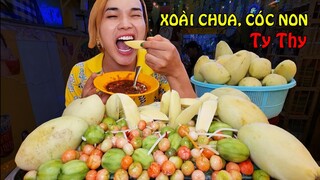 TY THY review mâm trái cây siêu chua chấm mắm ruốc siêu cay ngon xuất sắc - Ty Thy Vlog gỏi đu đủ