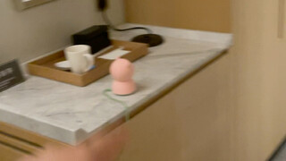 Punya pacar yang begitu gagah, apa mungkin seorang gadis masih takut tinggal sendirian di hotel?