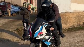 Saya mengendarai BMW sambil mengajak paman berkeliling desa