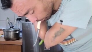 失去双手前臂的网友，演示自己平时是如何做饭的