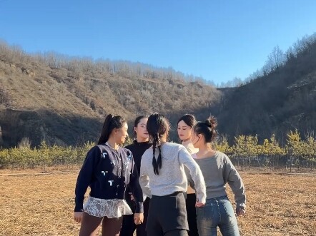 على سفوح التربة الصفراء العالية، أجمل زهرة في سهول الرعي: كم زهرة تراها؟