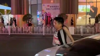 “不爱你钱的男人最难哄？”11岁侄子生闷气，小姨跟在他后面又是求又是抱得哄