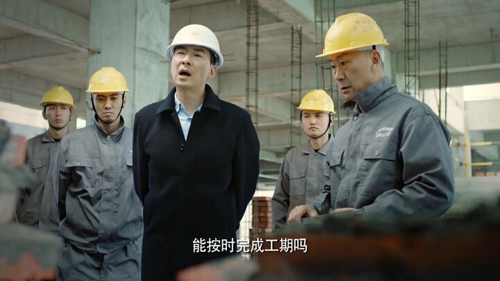 Tiểu công phát hiện bức tường do sư phụ xây bị nghiêng, mọi người không tin, cuối cùng lấy thước đo 