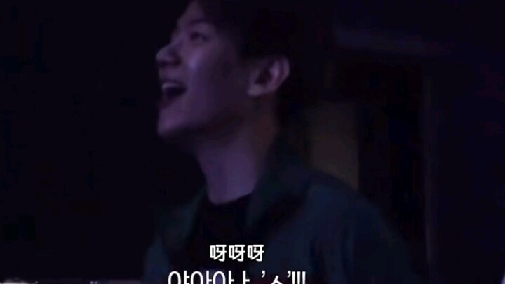 Baekhyun visits Sehun and Chanyeol on set and, as soon as he sees them, exclaims: “Wow, someone’s he