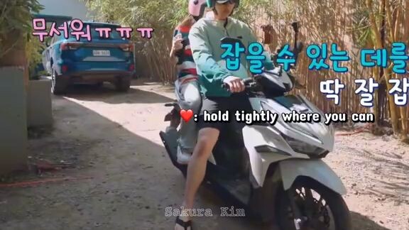 DEX ANG HYE HYOON DRIVING MOTORCYCLE 😘😍
