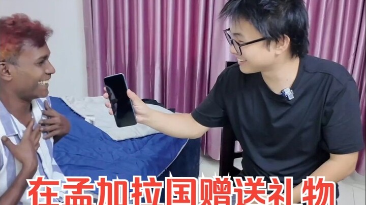 ใกล้จะจากประเทศเมงแล้ว เพื่อให้พี่จุ่ยมีรายได้ที่มั่นคง ฉันจึงซื้อร้านตัดผมให้เขาในตัวเมือง หวังว่าเ