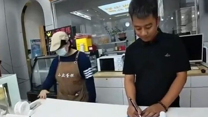 Ông chủ: Mồm mép lắm, ráng nhịn đi! Thương vụ này nhất định phải làm bằng được!