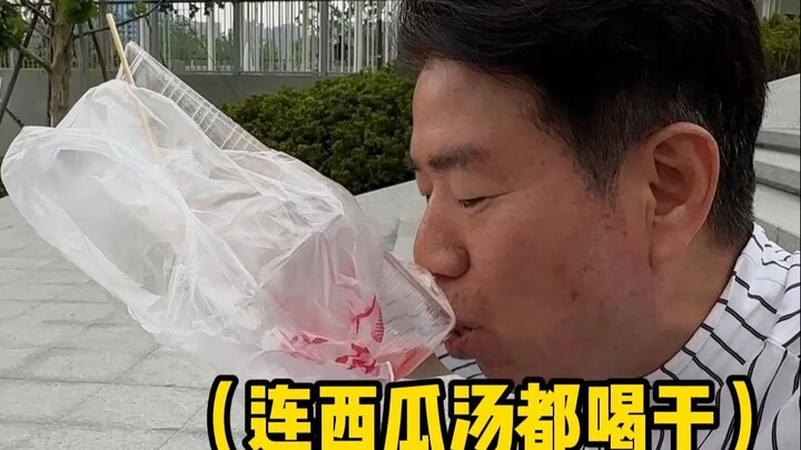 คุณพ่อชาวเกาหลีทำให้ตัวเองมีอิสระในการกินแตงโมที่จีน! แถมยังตะลึงกับบริการส่งของด้วยหุ่นยนต์อีกด้วย