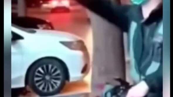 เจ้าของรถไม่ยอมให้คนขับแทนยกรถเล็กขึ้นรถ พอคนขับแทนไม่รับออเดอร์ก็ยิ่งทำให้เจ้าของรถโกรธ ทั้งสองจึงป