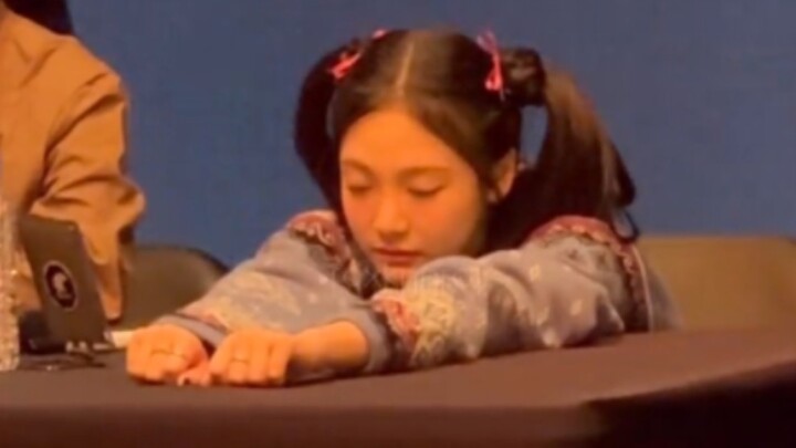 Ningning at the fan signing event was just too adorable, right? Whose mom-mode got triggered?