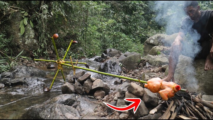 Primitive Technology | Membuat Alat Ayam Guling Otomatis | Makan Ayam Guling di Hutan.