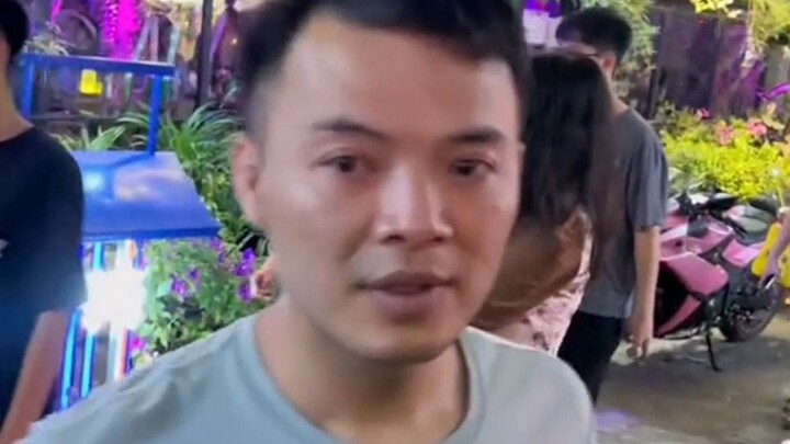 Seorang perempuan yang sedang liburan bersama orangtuanya di kawasan jalan pejalan kaki dibuat ngaka