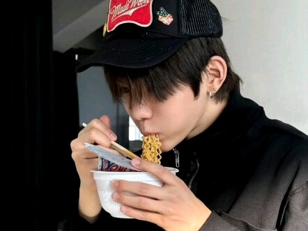 An idol from the culinary god category who's always worried about their fans going hungry