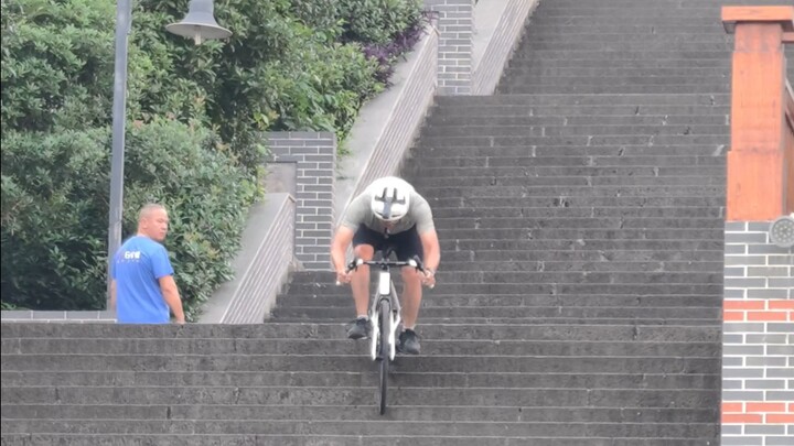 Đạp xe đường trường lên cầu thang