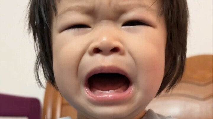 يبكي بعد بضع كلمات فقط