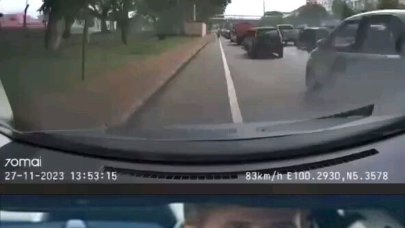 الأخ يعتقد أنه يلعب جي تي أي 5