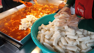 ขนมยอดนิยมของเกาหลี tteokbokki - อาหารข้างทางของเกาหลี