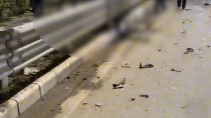 [Bổ sung] Vụ “chàng trai ma lửa” nửa chừng! Thằng nhóc tóc vàng lái mô-tô tự tông mình thành 2/2