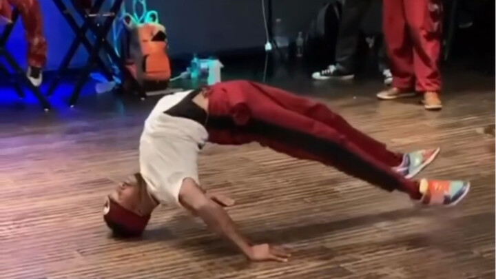 Vũ đạo đường phố đẳng cấp vương giả: Chàng trai có kỹ năng vượt trội, động tác uyển chuyển như mây t