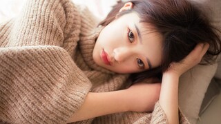 Nona adik mengenakan sweter setelah mencuci rambutnya dan lucu