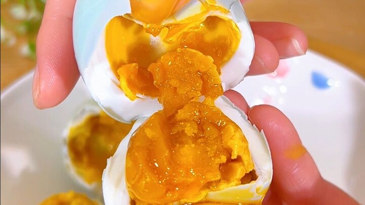 Rahasia agar telur asin berpasir dan mengeluarkan minyak satu per satu