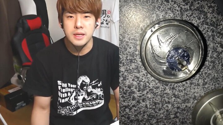 Aku akan menyanyikan kisah “Lubang kunci pintu rumahku tersumbat oleh lem 502” untuk kalian