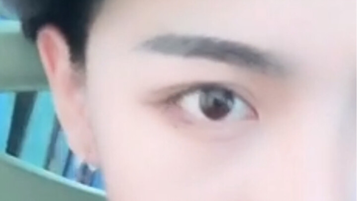 Dulu, pakaian pria yang dipakai wanita itu bentuknya seperti ini