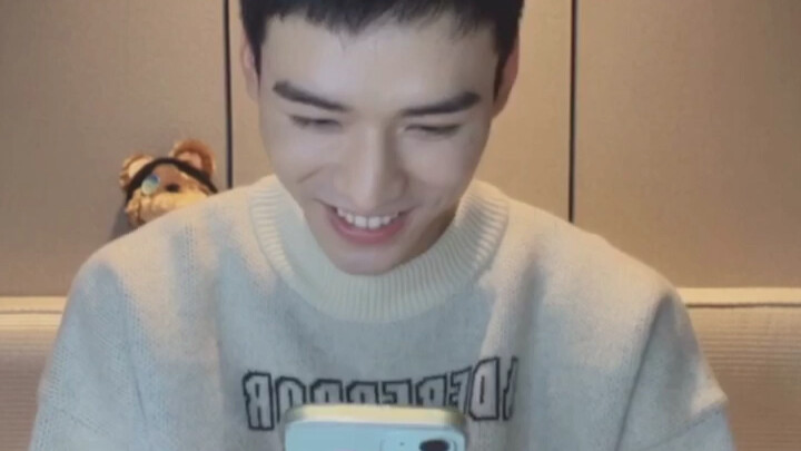 【غونغ جون】ههههه غونغ جون يفشل مجددًا أثناء الغناء في البث المباشر ههههه