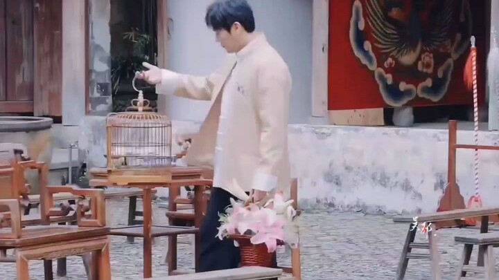 “Ta là khách trần gian, rảnh rỗi nghe hoa rơi.”