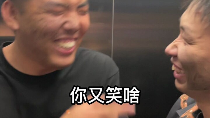 ไม่คิดเลยว่าพวกแกสองคนผิวดำจะหัวเราะอะไรกันอยู่ที่นี่!