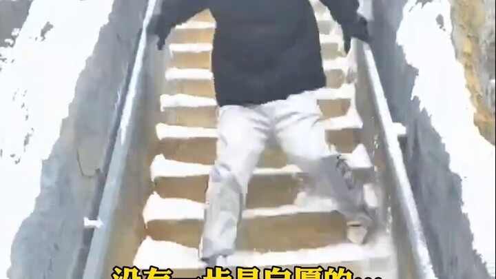 لحظة الانزلاق في يوم ثلجي بالشمال: الطرق زلقة في الثلج، احرص على السلامة أثناء السفر!