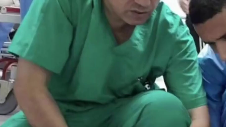 Bác sĩ phẫu thuật hàng đầu Gaza Adnan: Thà đứng chết còn hơn quỳ gối.