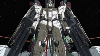 Protagonis laki-laki mengendarai Unicorn Gundam lapis baja lengkap dan keluar, dan tentara federal b