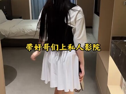 Dẫn anh bạn thân đi xem phim tại rạp chiếu phim tư nhân là trải nghiệm như thế nào nhỉ