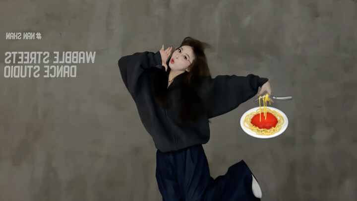 الرقص مع هذه المجموعة من الناس الذين يتقيؤون أمر ممتع للغاية ههههه lesserafim- سباغيتي