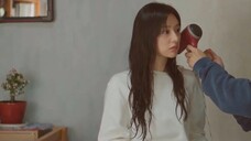 ในละครเกาหลีเรื่อง Queen of Tears ฮยอนอูดูแลผมเปียกของแฮอินอย่างอบอุ่น ปฏิสัมพันธ์ระหว่างทั้งสองช่าง
