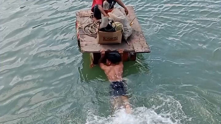 tak ada perahu, rakit drum oli pun jadi😁😅