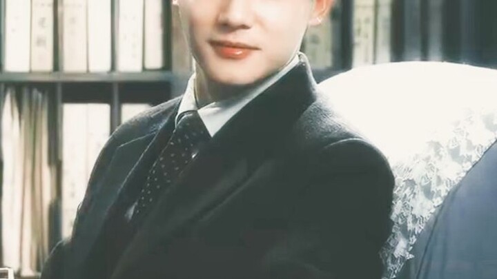 Turns out the novel’s “wig-and-suit head swap” is actually real! Can you believe this is the same pe