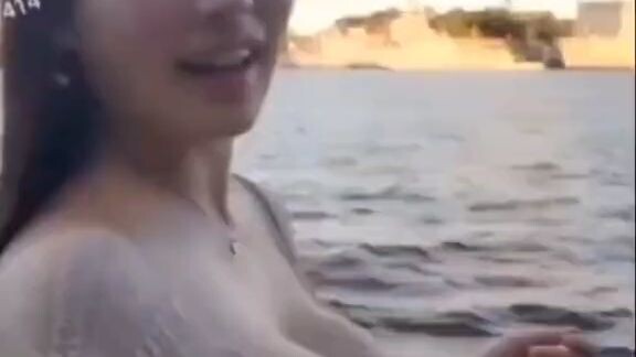 ga tau kenapa aq selalu pengen putar terus videonya