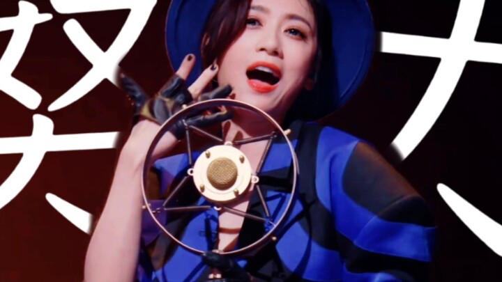 (Jia Jingwen) You say you’re a total dud at singing and dancing, but on stage, you totally hold your