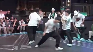 [Street Warrior] Saya tidak menyangka akan mendengar lagu ini di acara varietas ini. Lagu ini membua