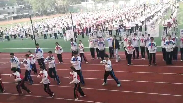 Shocking! A 43-year-old male teacher unexpectedly danced the "New Treasure Island" routine in front 