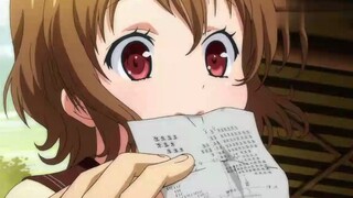 Seeing the girl's lip prints on the paper, the boy kept the paper quietly.