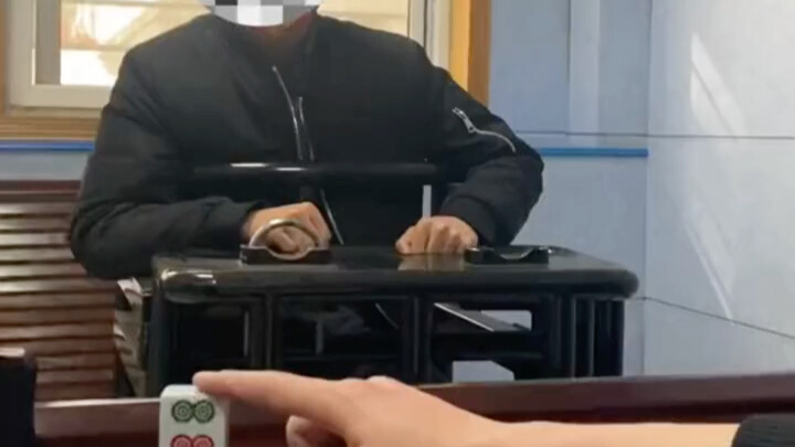 十赌九诈！男子购透视眼镜约牌被抓！看完你还敢赌吗！