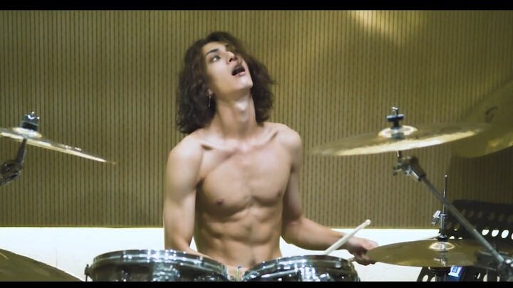 The American and strong drummer Drum Zun performed BLACKPINK's new song "How You Like That" on the d