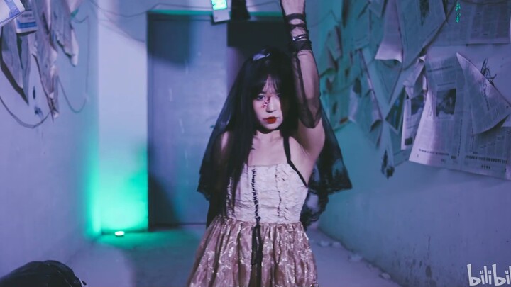 Cô gái biến thành thây ma và đôi chân chuyển sang màu đen! —Zombie—PURPLE KISS Vũ điệu Halloween đặc